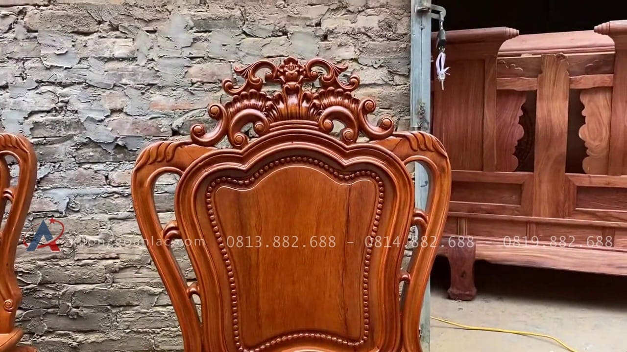 Bộ bàn ăn nguyên khối 8 ghế louis hoàng gia gỗ gõ đỏ (Anh Tiến, Gia Lâm) 21 lưng tựa thiết kế cầu kỳ chương đục hoa lá tây