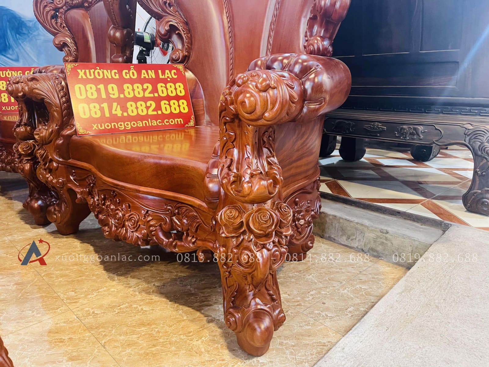 Bàn ghế hoàng gia nguyên khối 10 món gỗ gõ đỏ hàng vip (Anh Kiệt, Thanh Hoá ) 44 chân ghế tạo hình cuộn xoắn lá tây