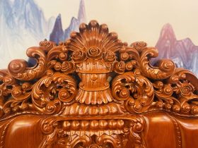 Bàn ghế hoàng gia nguyên khối 10 món gỗ gõ đỏ hàng vip (Anh Kiệt, Thanh Hoá ) 22 cận cảnh phần đỉnh chương đục tỉa tinh xảo
