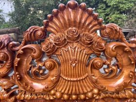 cận cảnh phần đỉnh chương đục bó hoa hồng