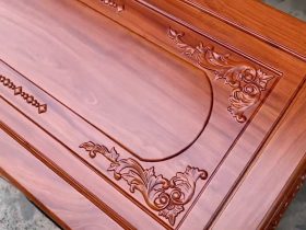 cận cảnh họa tiết hoa lá tây trên mặt bàn