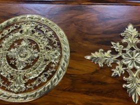 mặt bàn đục hoa lá tây