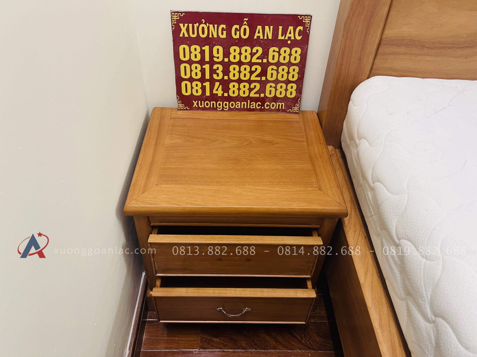 Bàn giao combo giường trơn và tủ quần áo gỗ gõ đỏ 47 tab đầu giường mặt khuôn tranh