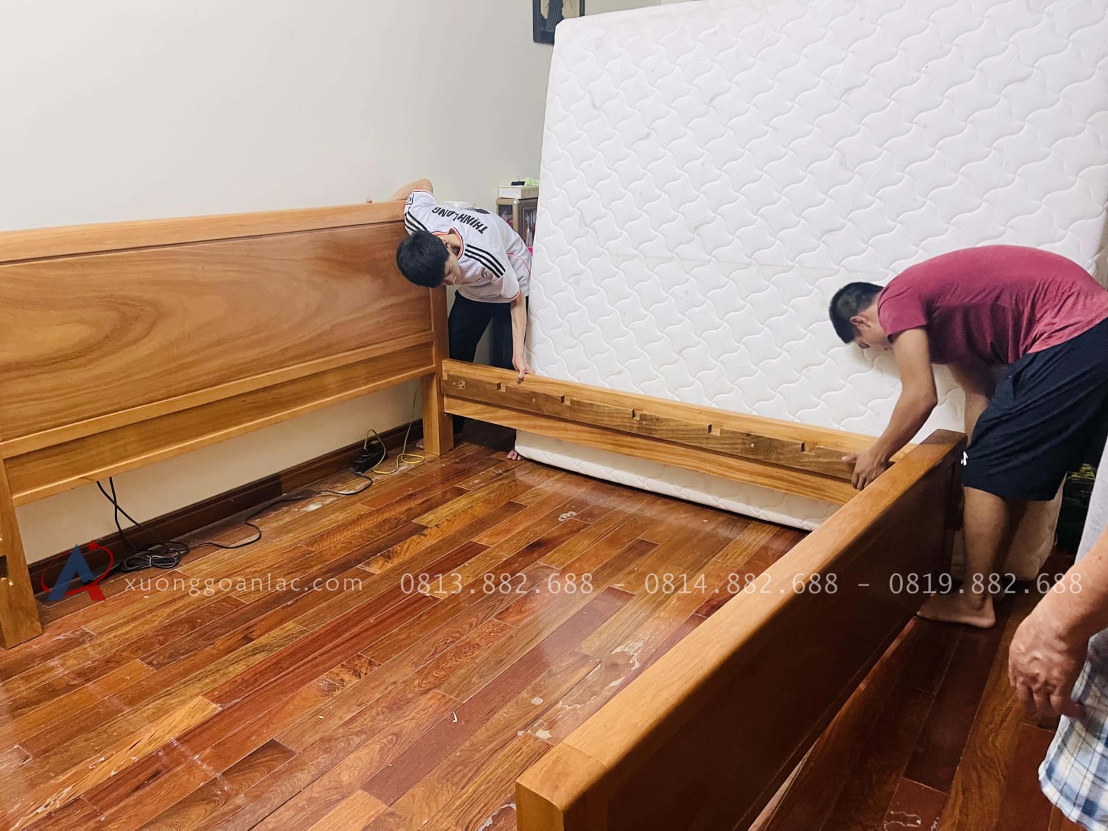 Bàn giao combo giường trơn và tủ quần áo gỗ gõ đỏ 40 đội ngũ thợ lắp ráp giường