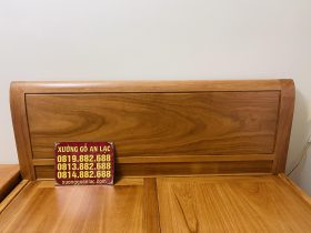 Bàn giao combo giường trơn và tủ quần áo gỗ gõ đỏ 24 cận cảnh đầu giường trơn