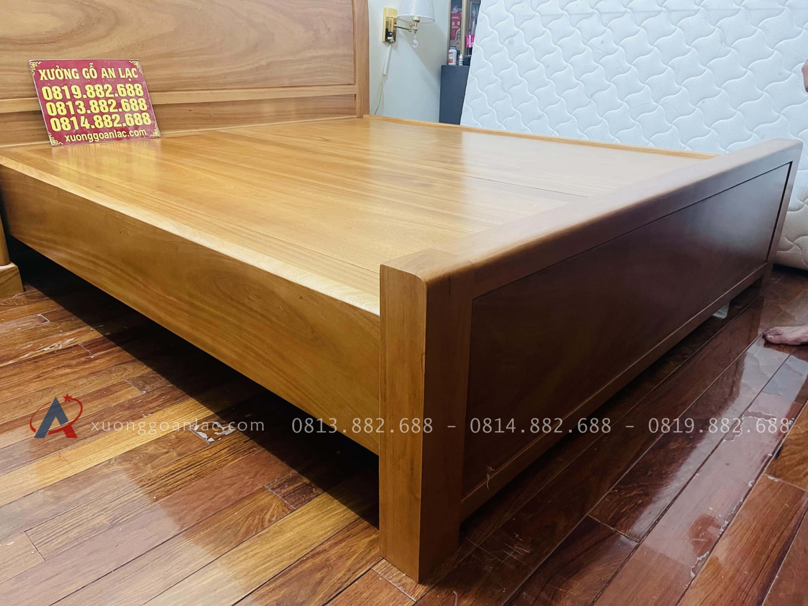 Bàn giao combo giường trơn và tủ quần áo gỗ gõ đỏ 44 thiết kế chân vuông khỏe khoắn