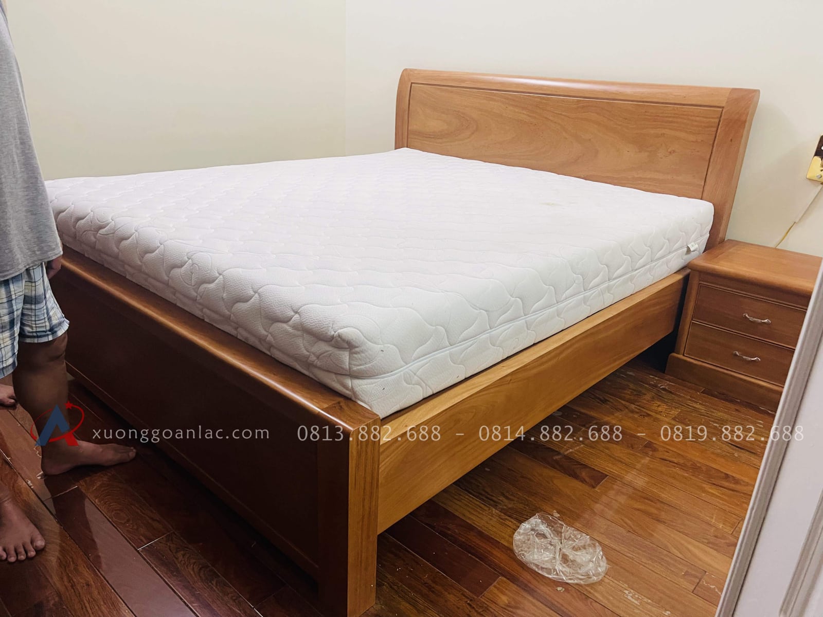 Bàn giao combo giường trơn và tủ quần áo gỗ gõ đỏ 45 giường ngủ hiện đại đơn giản