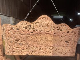 mặt lưng của đoản cũng được đục tỉa tinh xảo