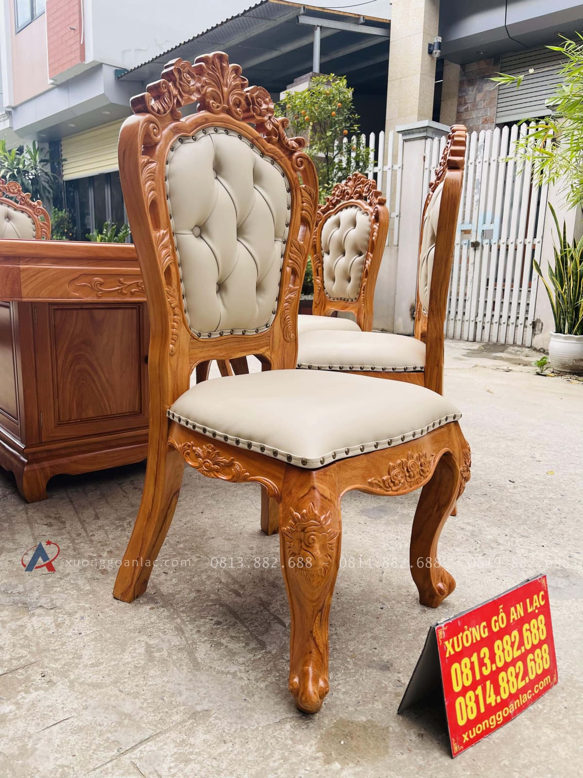Bộ bàn tròn xoay 10 ghế louis bọc đệm gỗ gõ đỏ (Anh Bắc, Hà Nội) 34 Các họa tiết hoa lá tây đục kênh bong tinh xảo trên khung ghế