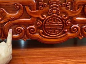 Bộ án gian thờ Như ý kèm bàn cơm 1m97 gỗ hương đá (Sơn La) 13 các họa tiết vân mây uốn lượn trên yếm dạ