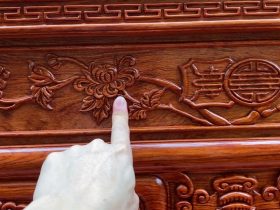 Bộ án gian thờ Như ý kèm bàn cơm 1m97 gỗ hương đá (Sơn La) 15 họa tiết hoa cúc trên dạ tiền