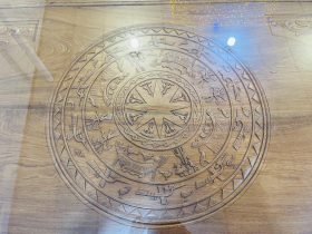 cận cảnh hình tượng trống đồng trên mặt bàn