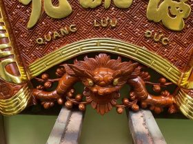 phía dưới đục tỉa hình tượng hổ phù độc đáo