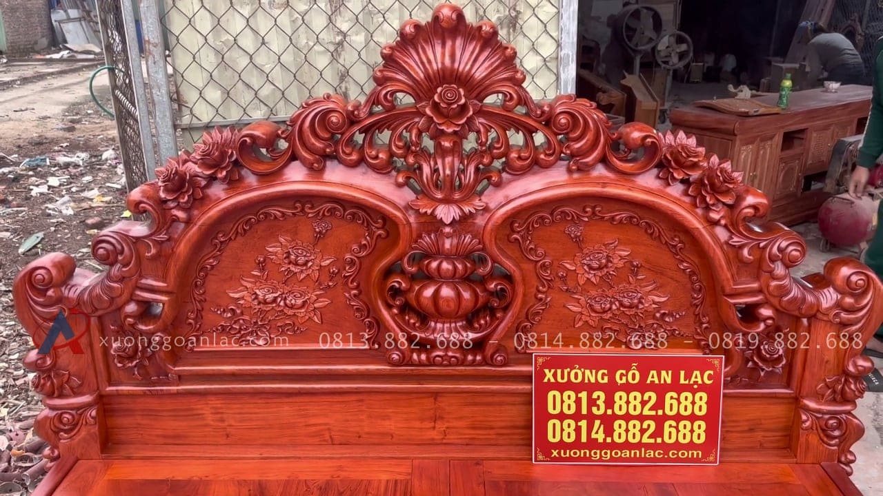 Giường hoa hồng 1m8 x 2m gỗ Hương Đá 20 Đầu giường thiết kế cầu kỳ họa tiết hoa hồng lá tây