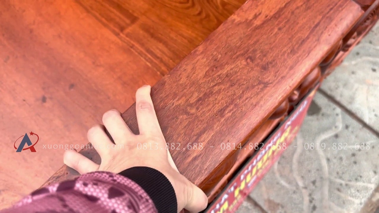 Giường hoa hồng 1m8 x 2m gỗ Hương Đá 25 chương đầu giường dưới cũng dày 12p