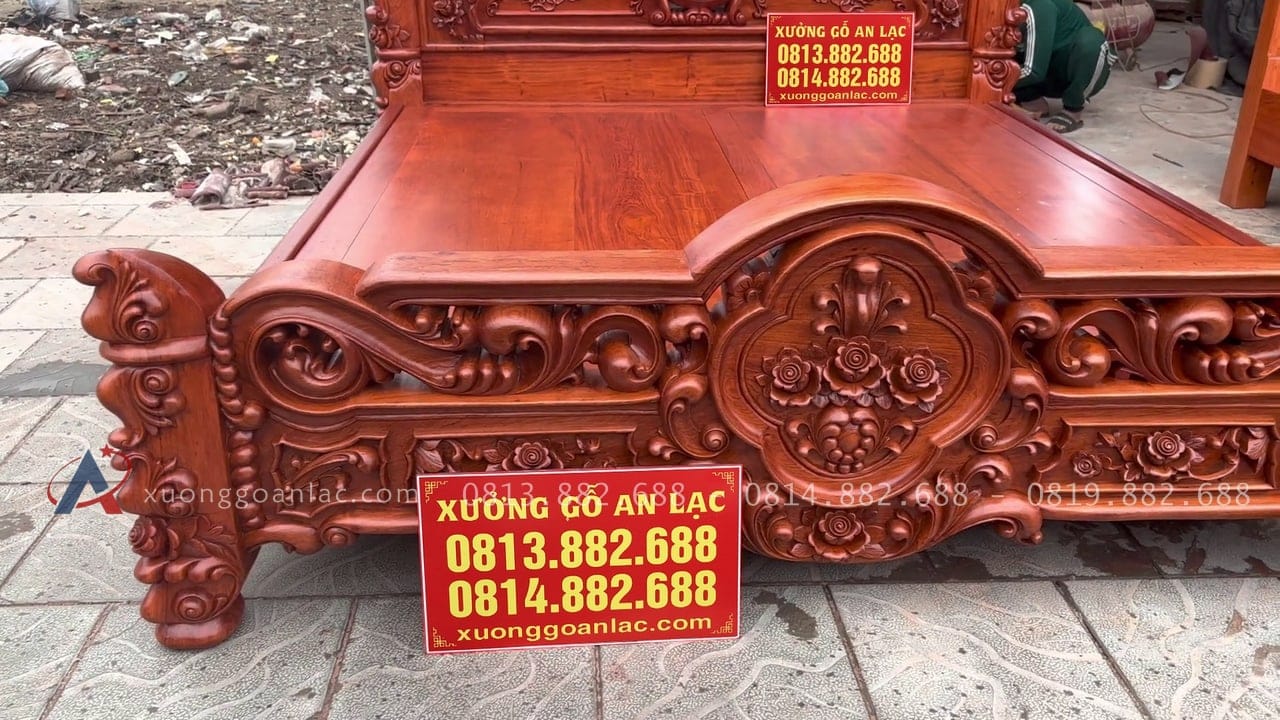 Giường hoa hồng 1m8 x 2m gỗ Hương Đá 24 đầu thấp đục hoa hồng lá tây
