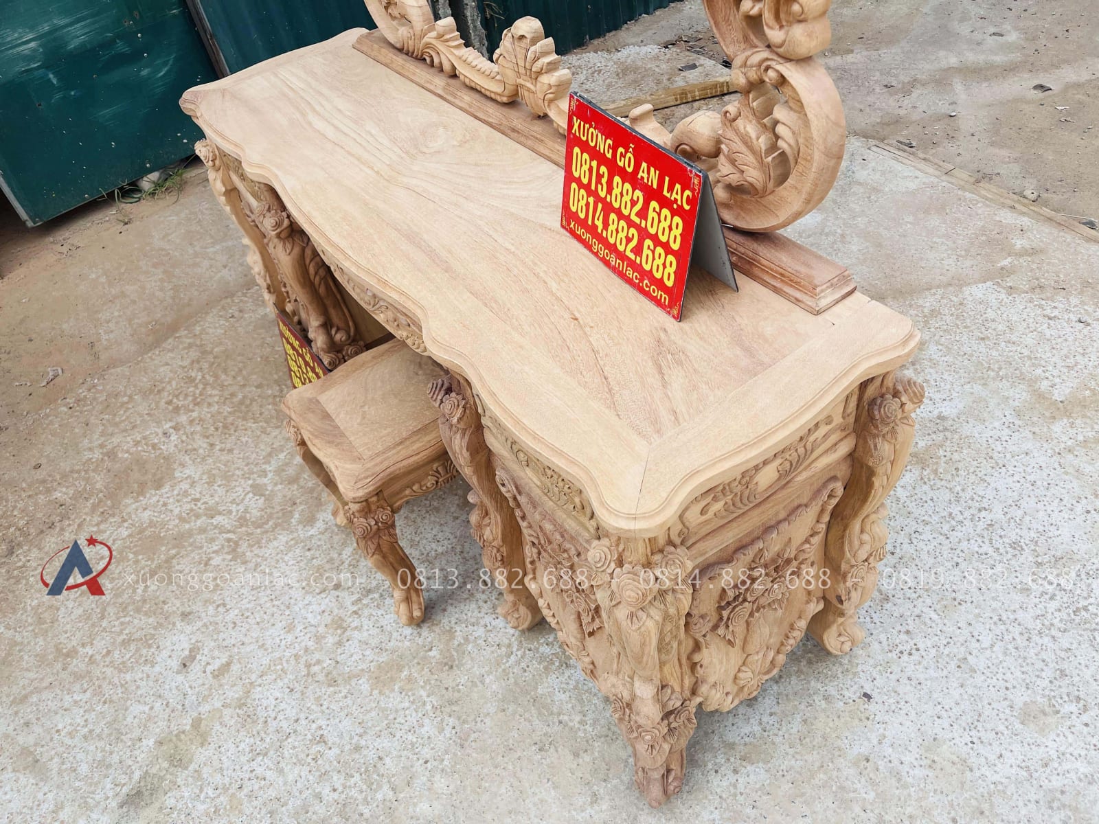 Cận cảnh hàng mộc bàn trang điểm hoàng gia cao cấp (Chị Thương, Ninh Bình) 35 phần thân bàn phấn gỗ gõ đỏ