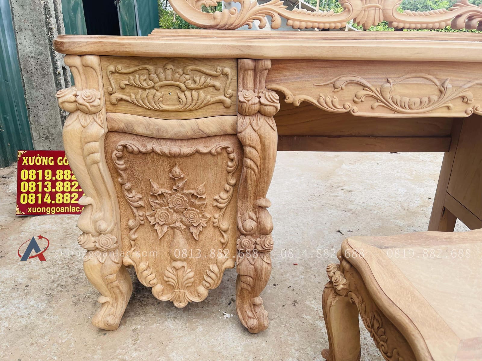 Cận cảnh hàng mộc bàn trang điểm hoàng gia cao cấp (Chị Thương, Ninh Bình) 36 Khối tủ 2 bên thiết kế ngăn kéo để đồ