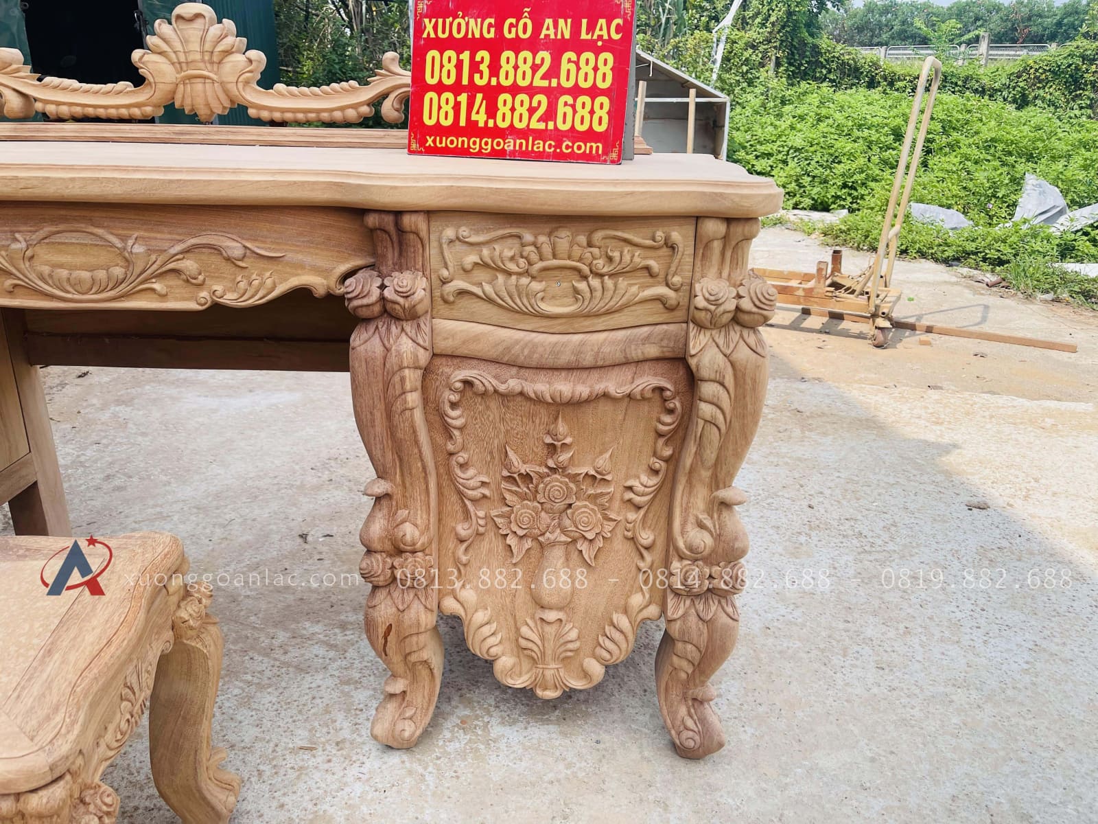 Cận cảnh hàng mộc bàn trang điểm hoàng gia cao cấp (Chị Thương, Ninh Bình) 37 chân bàn liền khối tạo hình cầu kỳ