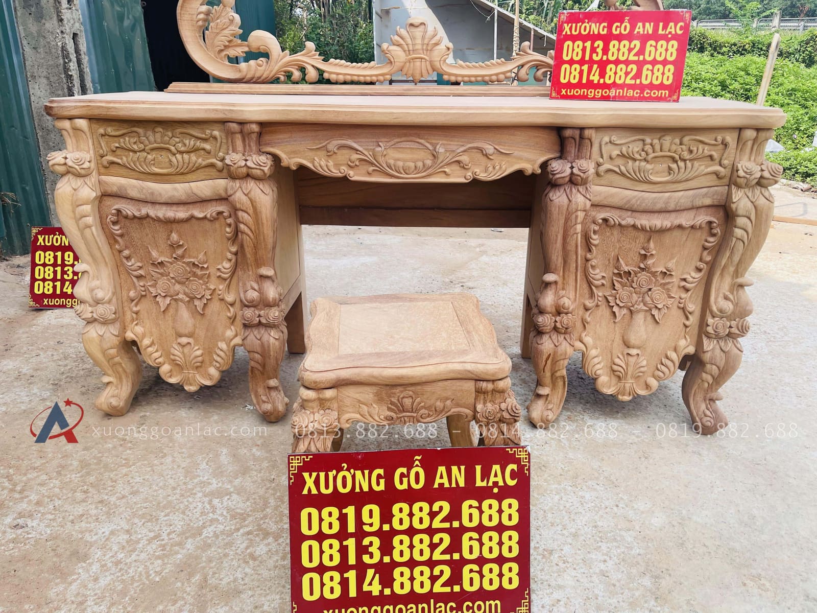 Cận cảnh hàng mộc bàn trang điểm hoàng gia cao cấp (Chị Thương, Ninh Bình) 30 thân bàn chia 2 khối thiết kế đối xứng