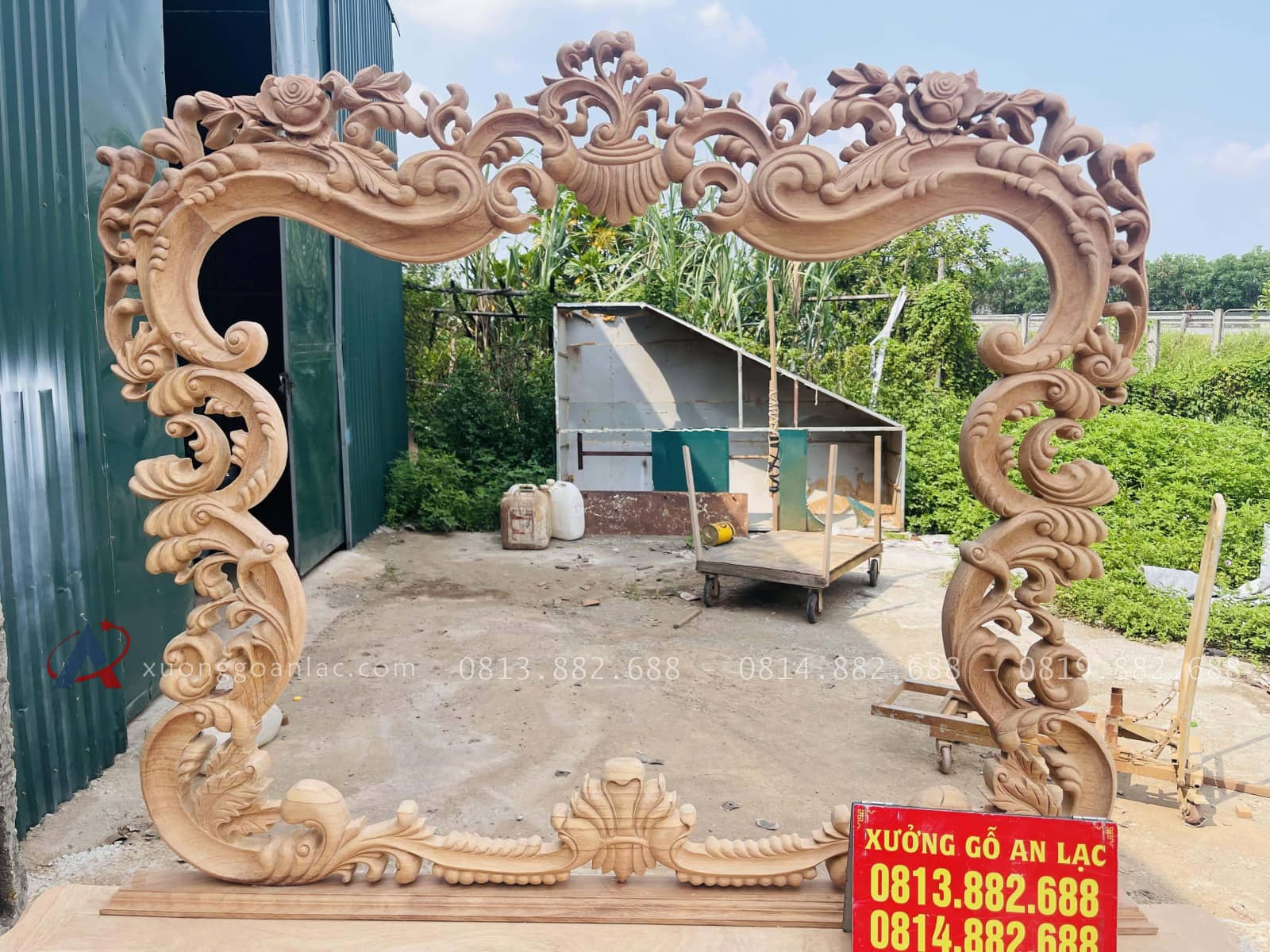 Cận cảnh hàng mộc bàn trang điểm hoàng gia cao cấp (Chị Thương, Ninh Bình) 31 khung gương tạo hình hoa lá tây