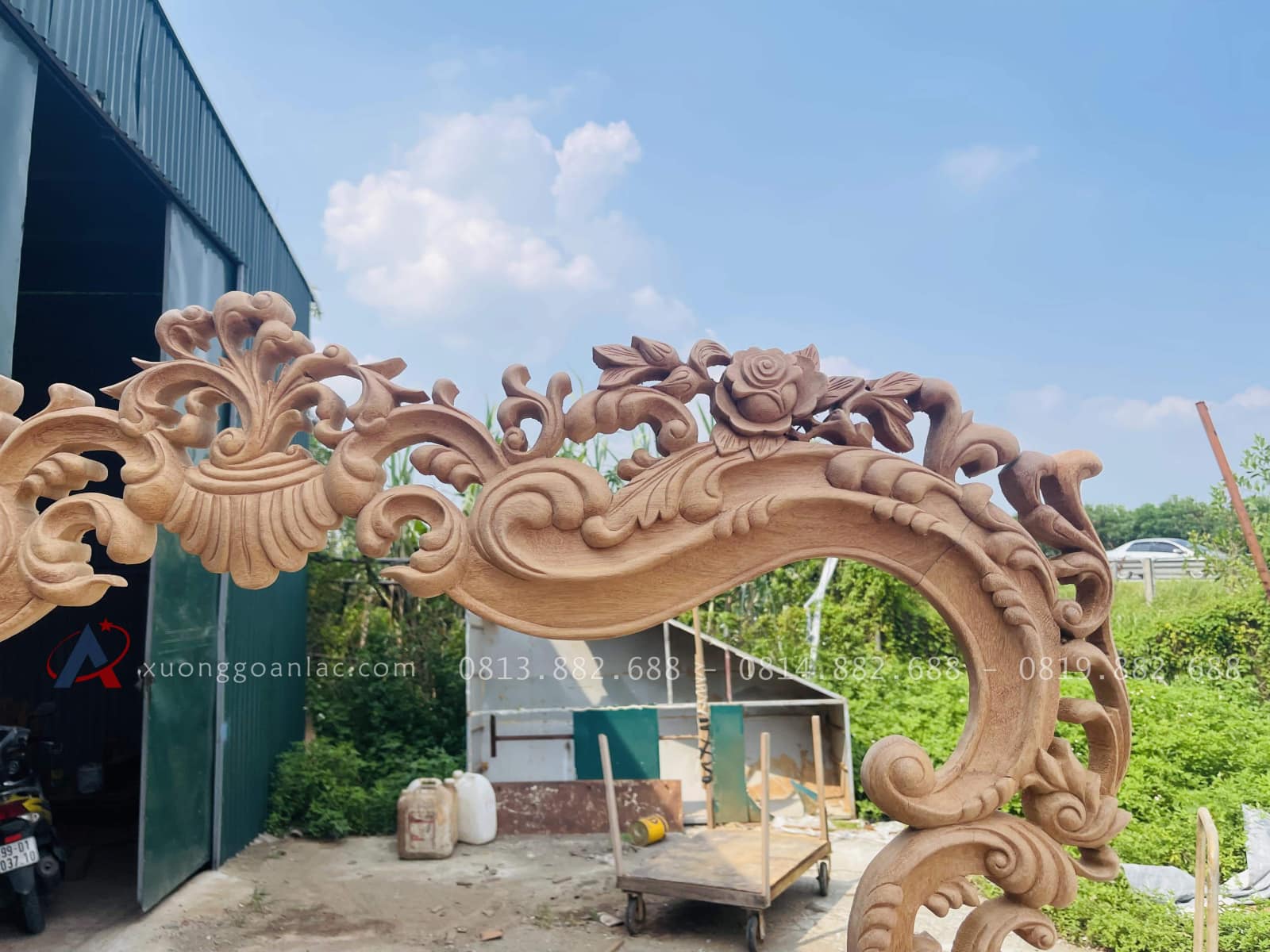 Cận cảnh hàng mộc bàn trang điểm hoàng gia cao cấp (Chị Thương, Ninh Bình) 33 các chi tiết hoa lá được đục tay thủ công