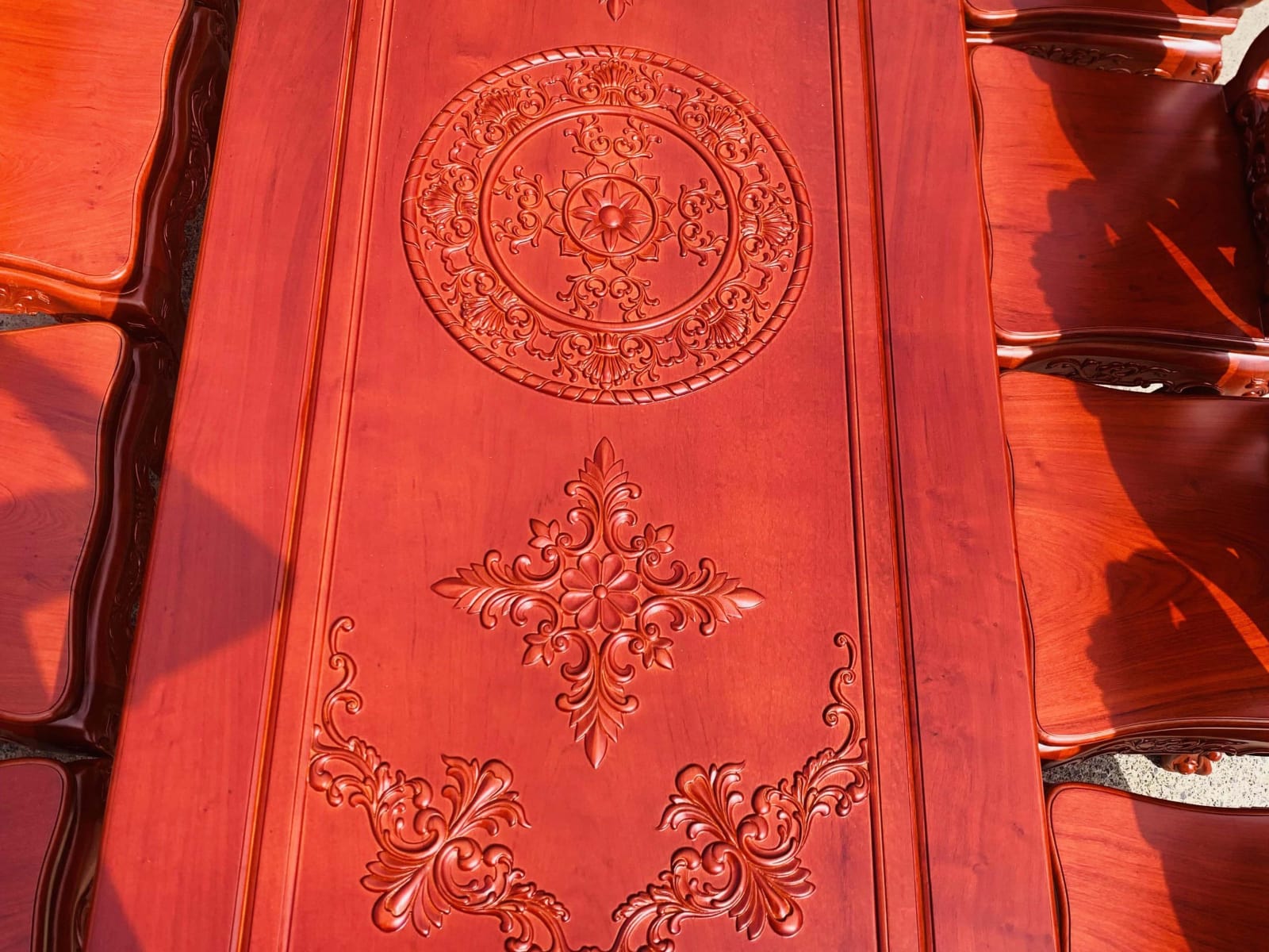 Bộ bàn ăn chữ nhật bo góc 10 ghế hồng hạt gỗ hương đá (Chú Thế, Cần Thơ) 30 Thiết kế bàn ăn chữ nhật