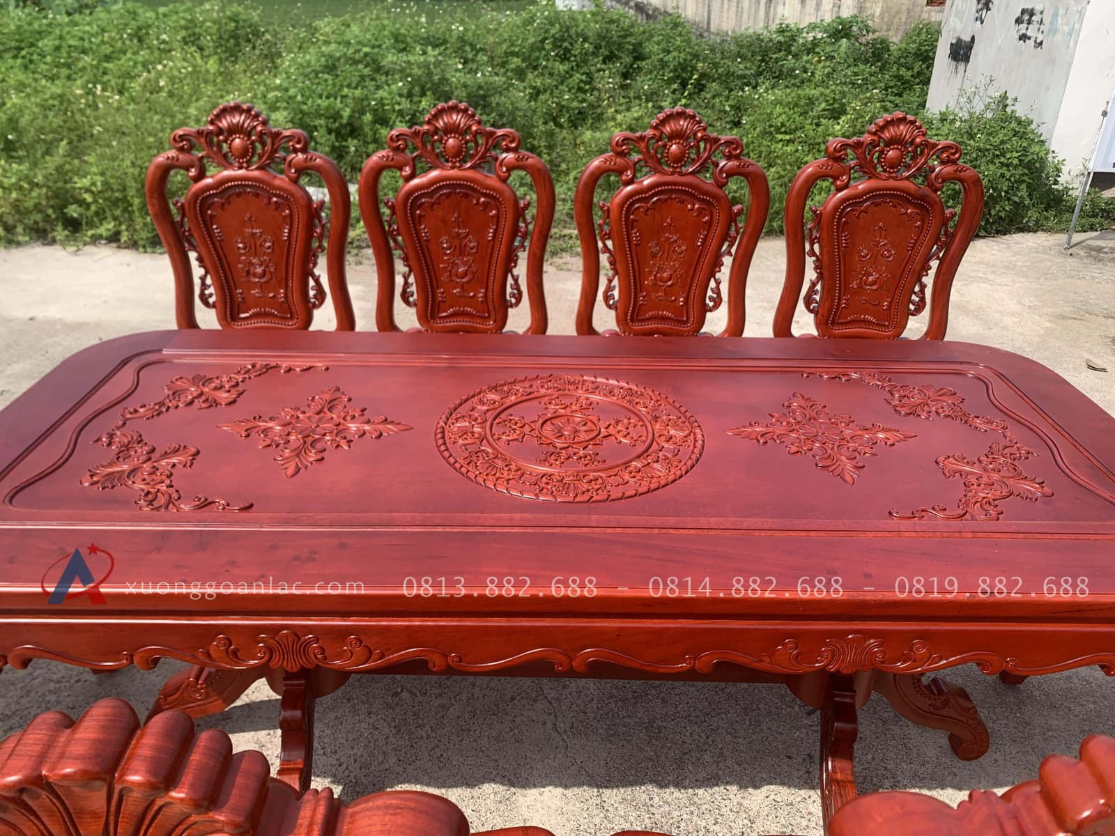Bộ bàn ăn chữ nhật bo góc 10 ghế hồng hạt gỗ hương đá (Chú Thế, Cần Thơ) 32 yếm ghế uốn lượn lá tây