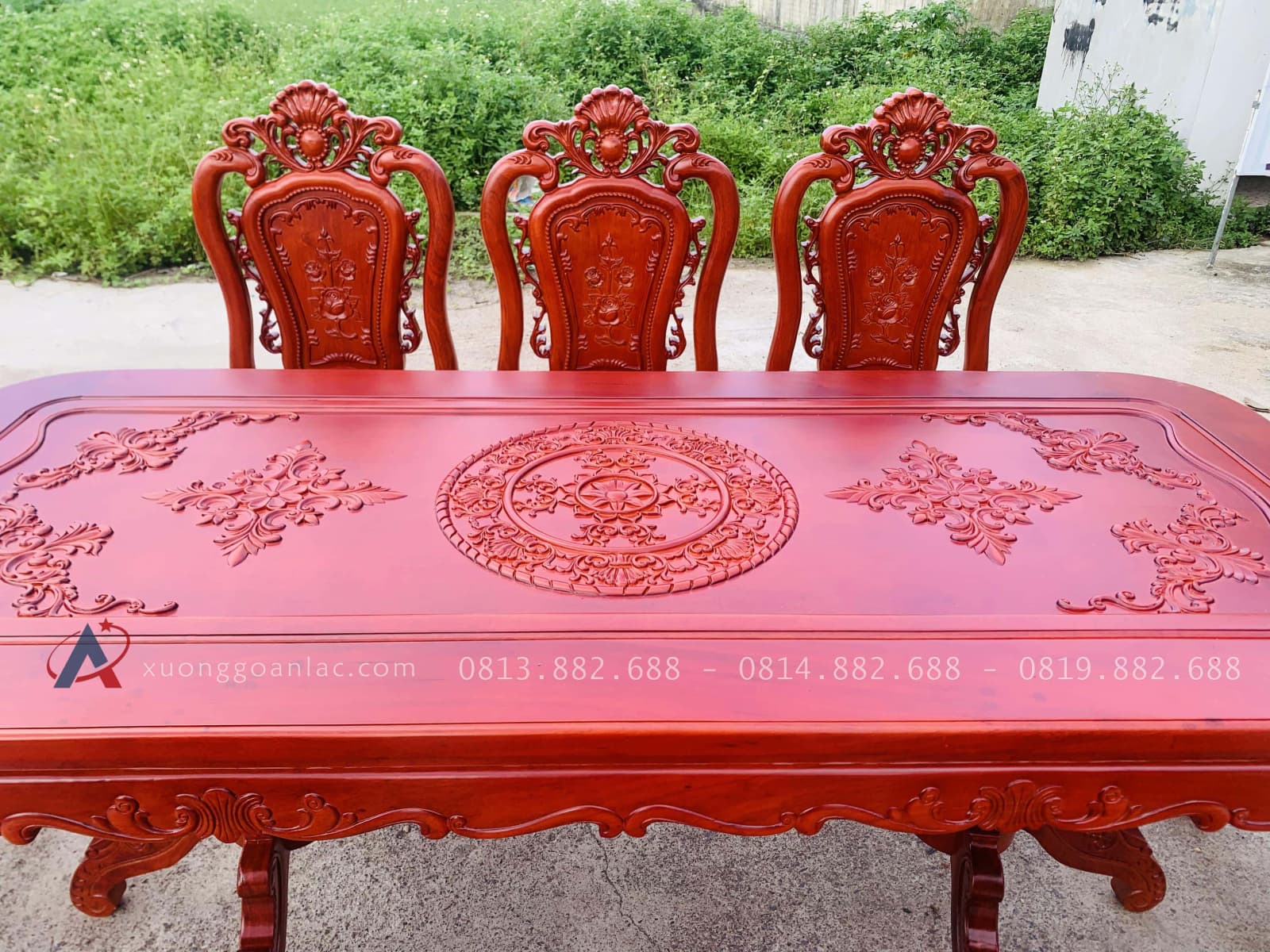 Bộ bàn ăn chữ nhật bo góc 8 ghế hồng hạt gỗ hương đá (Anh Minh, Bắc Ninh) 27 mặt bàn khung tranh ván liền chạm hoa lá tây