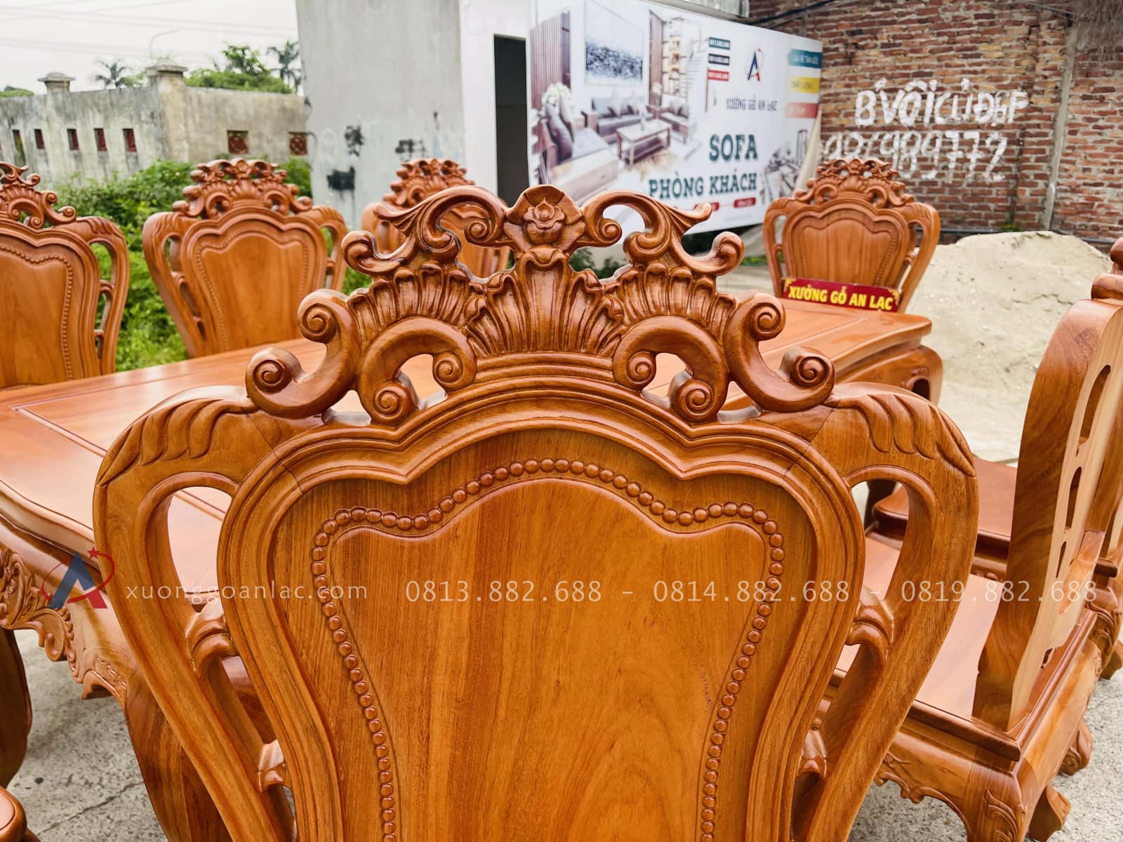 Bộ bàn ăn hoàng gia 8 ghế louis gỗ gõ (Anh Long, Đà Nẵng) 32 Chương ghế đục hoa lá tây
