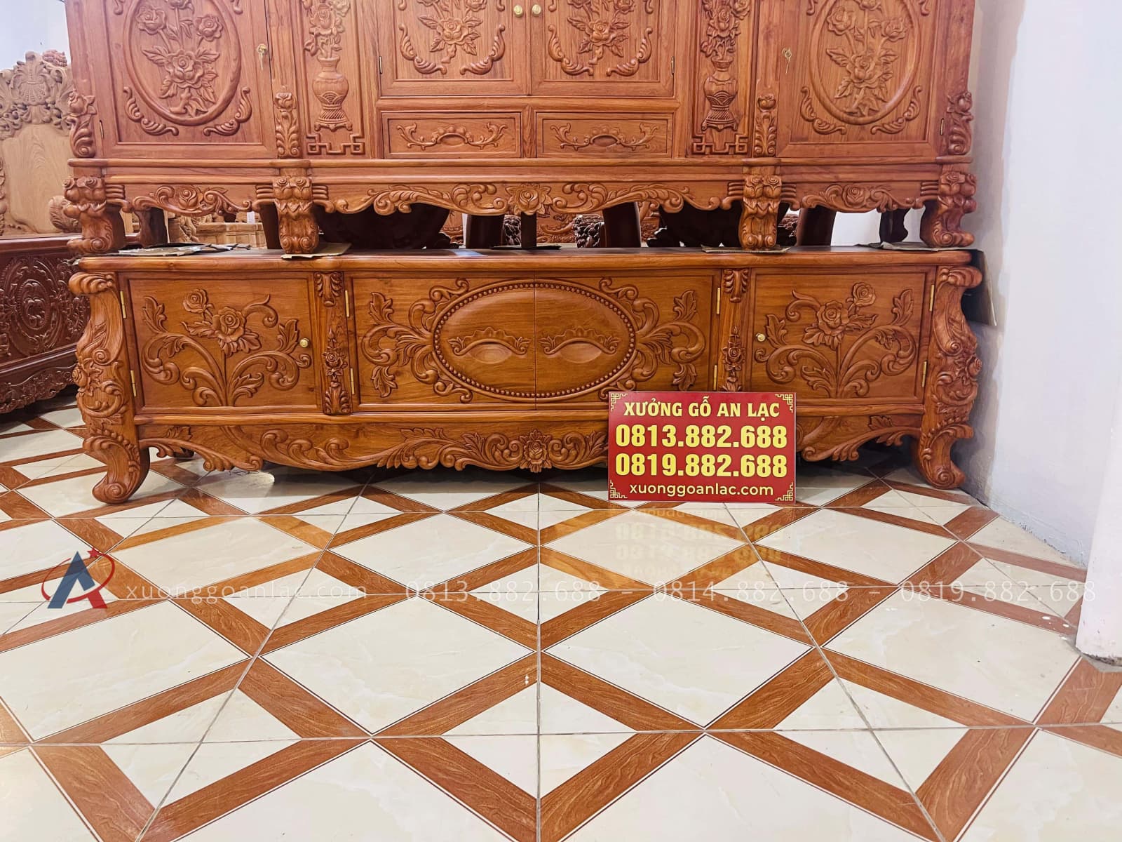 Mẫu kệ tivi hoàng gia mặt phẳng gỗ hương đá (Chú Bạch, Hà Giang) 19 Mẫu kệ tivi phòng cách hoàng gia đục tay tinh xảo