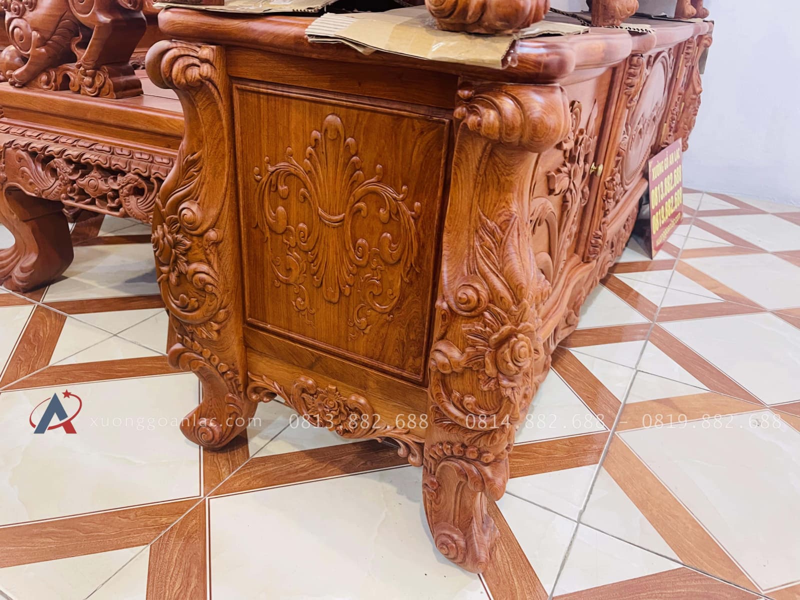Mẫu kệ tivi hoàng gia mặt phẳng gỗ hương đá (Chú Bạch, Hà Giang) 20 Phần hồi kệ thiết kế tỉ mỉ