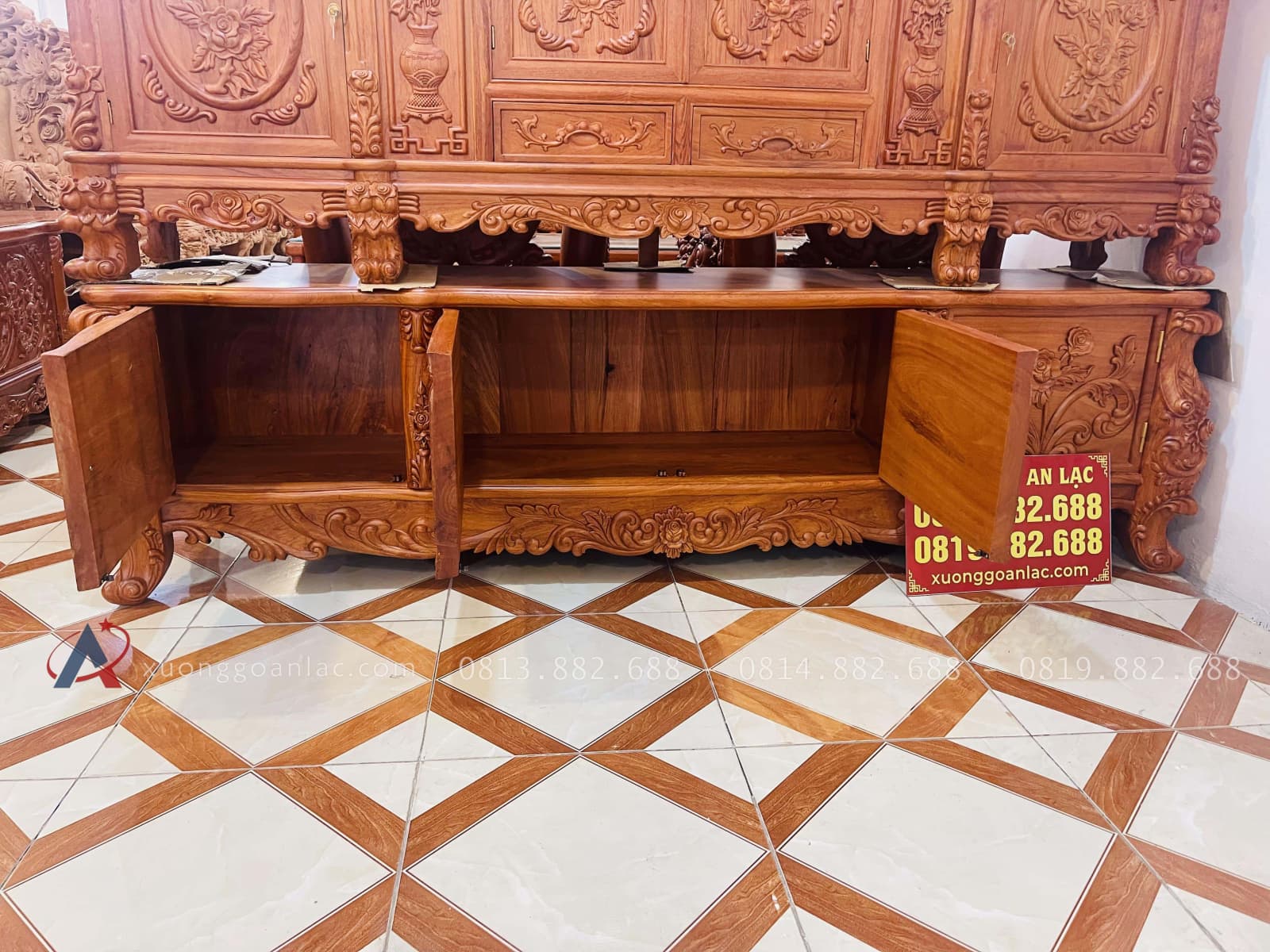 Mẫu kệ tivi hoàng gia mặt phẳng gỗ hương đá (Chú Bạch, Hà Giang) 21 kệ tivi 3 tủ rộng rãi
