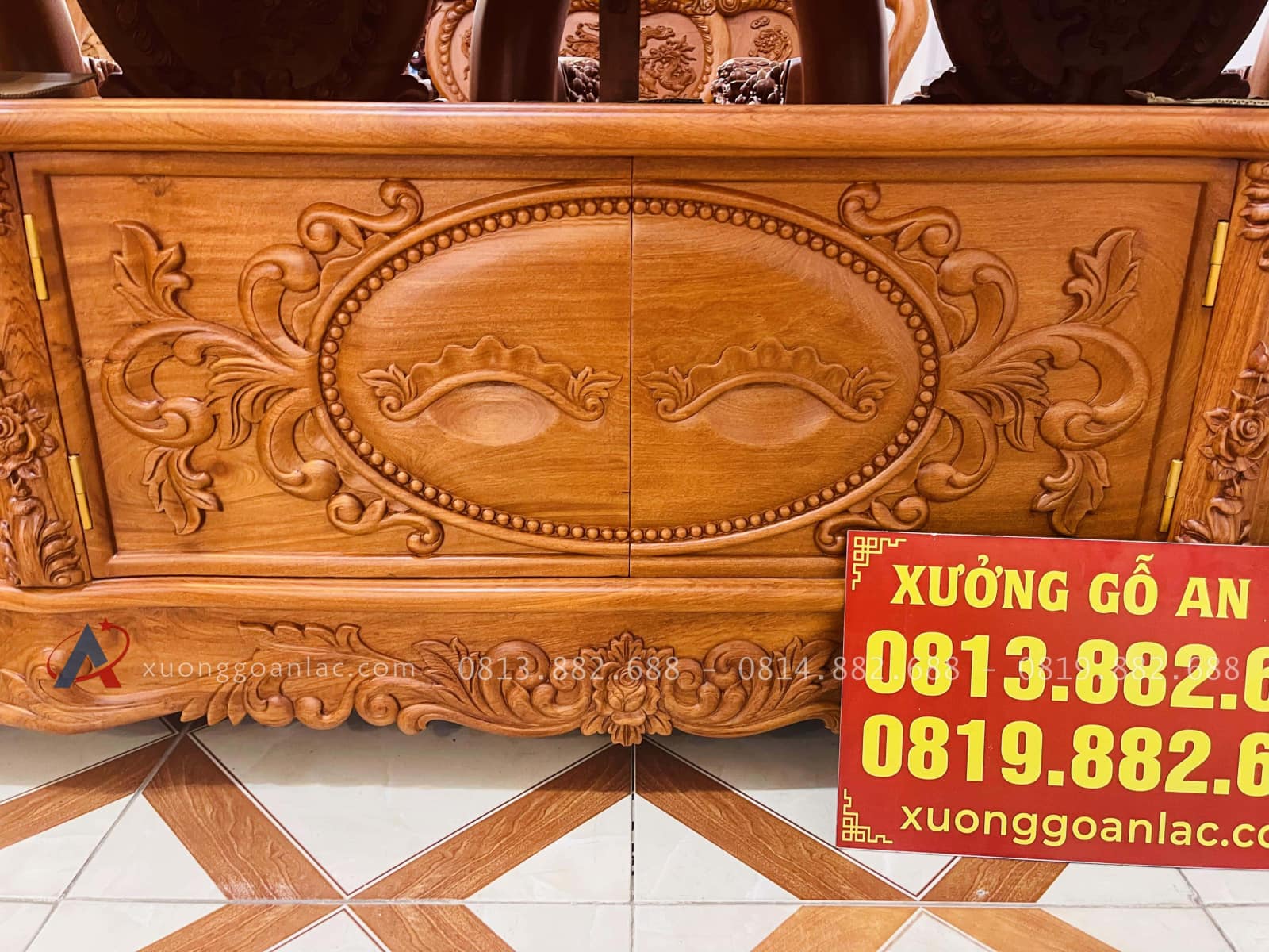 Mẫu kệ tivi hoàng gia mặt phẳng gỗ hương đá (Chú Bạch, Hà Giang) 22 Cách tủ trung tâm đục tỉa hoa lá tây