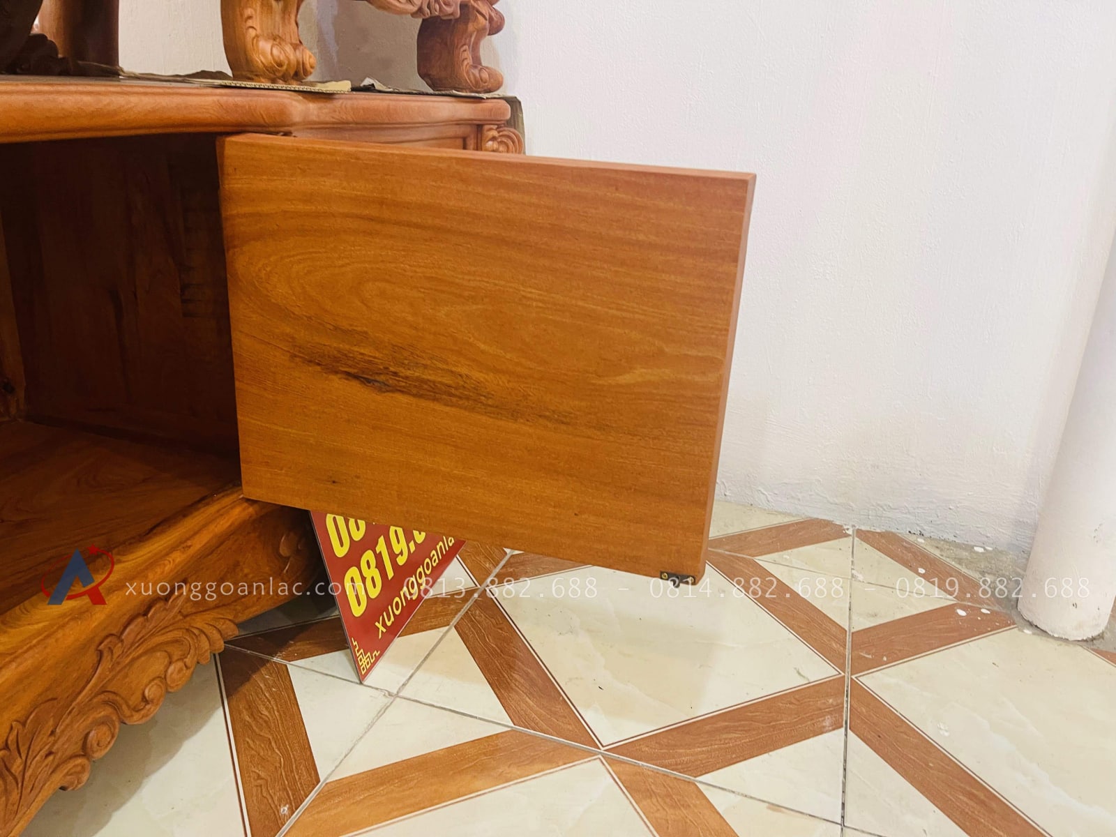 Mẫu kệ tivi hoàng gia mặt phẳng gỗ hương đá (Chú Bạch, Hà Giang) 23 cánh tủ thiết kế liền tấm dày dặn