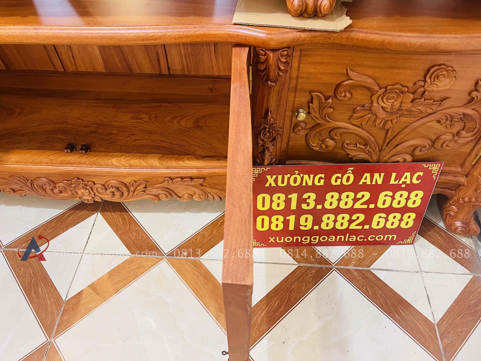 Mẫu kệ tivi hoàng gia mặt phẳng gỗ hương đá (Chú Bạch, Hà Giang) 24 khoang tủ rộng rãi ở thân kệ tivi