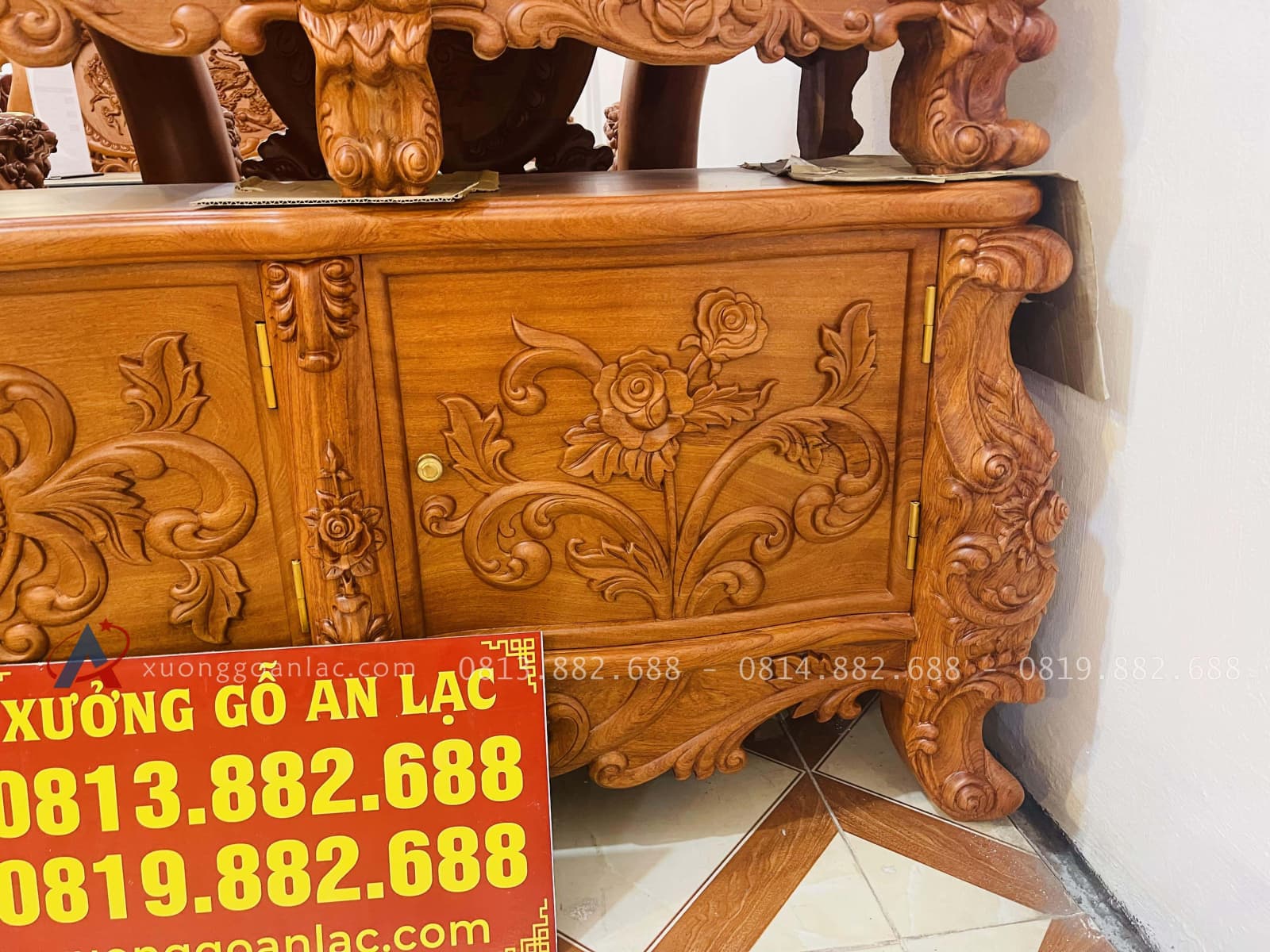 Mẫu kệ tivi hoàng gia mặt phẳng gỗ hương đá (Chú Bạch, Hà Giang) 25 Mặt cánh tủ chạm cành hồng