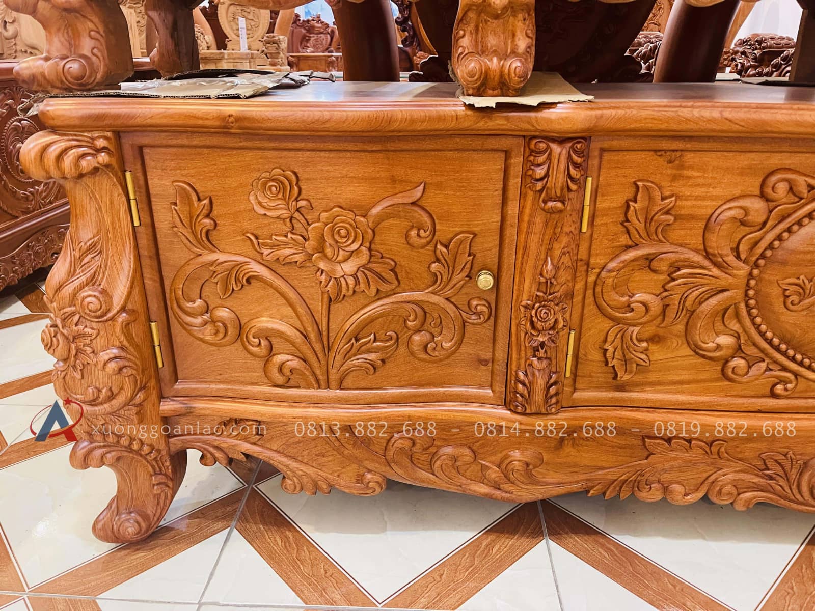Mẫu kệ tivi hoàng gia mặt phẳng gỗ hương đá (Chú Bạch, Hà Giang) 26 kệ tivi cao cấp