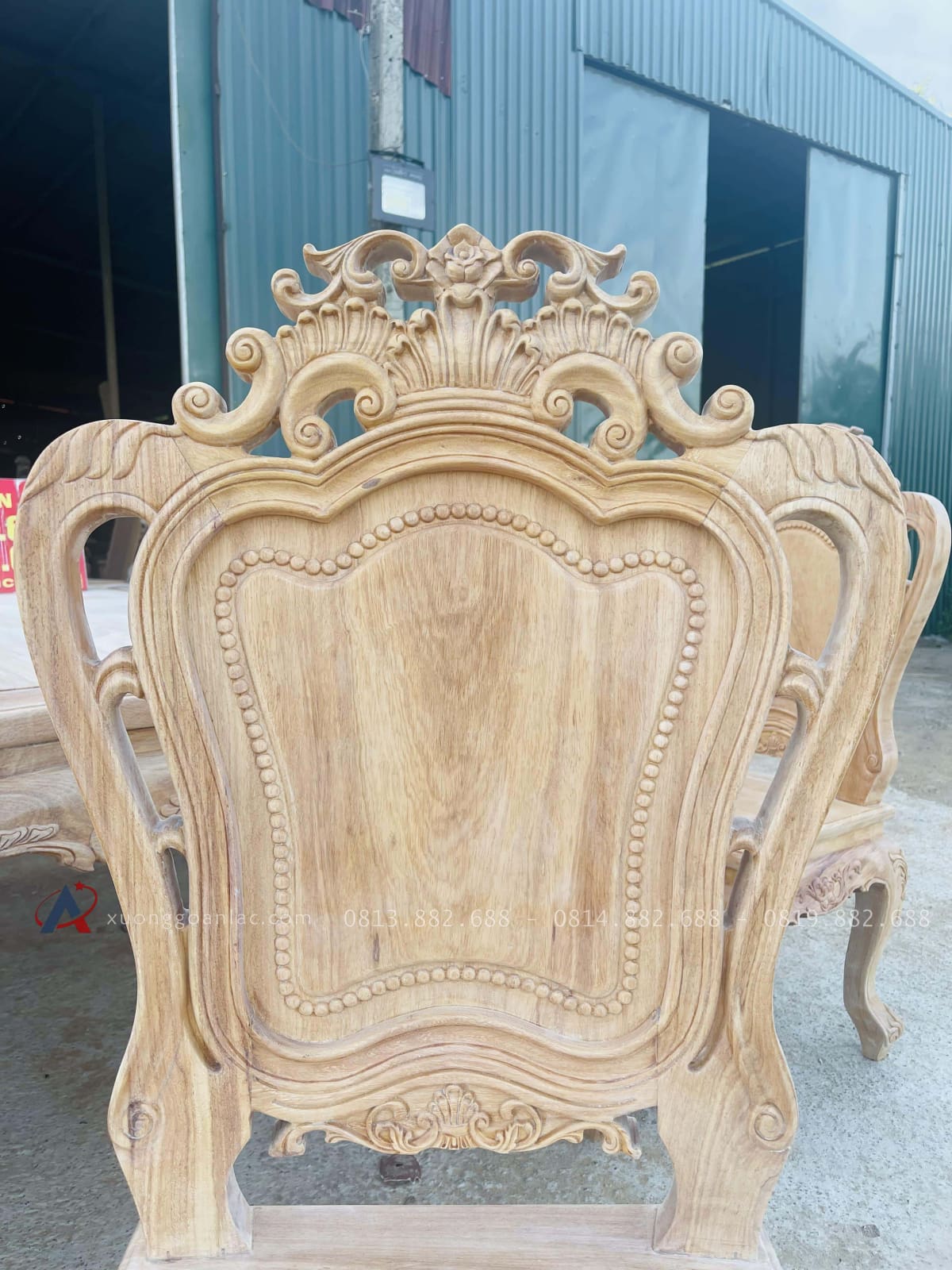 Mộc bàn ăn hoàng gia kết hợp 10 ghế louis gỗ gõ đỏ hàng vip (Anh Khôi, Vũng Tàu) 37 vách tựa tạo hình cầu kỳ đục lá tây