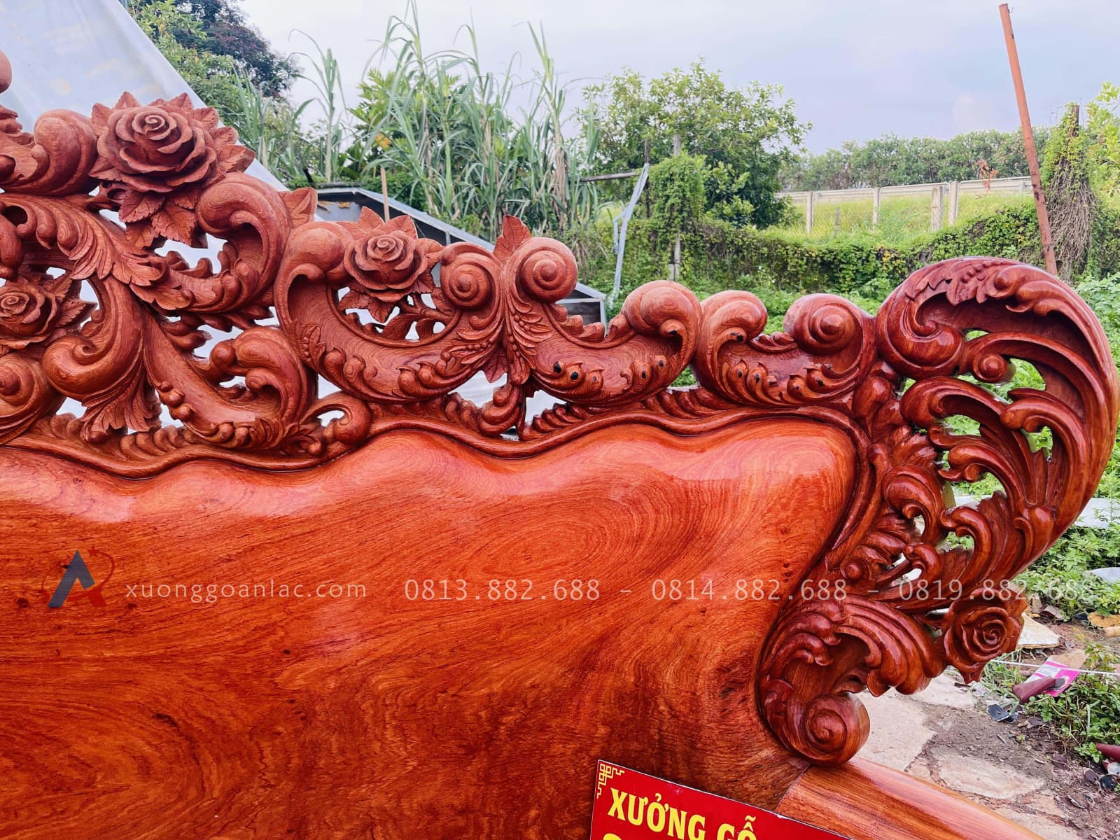 Mộc bộ bàn ghế hoàng gia vách tảng 10 món gỗ hương đá (Anh Quyết, Hà Tĩnh) 48 vai ghế ôm cong được tạo hình từ cuộn lá tây