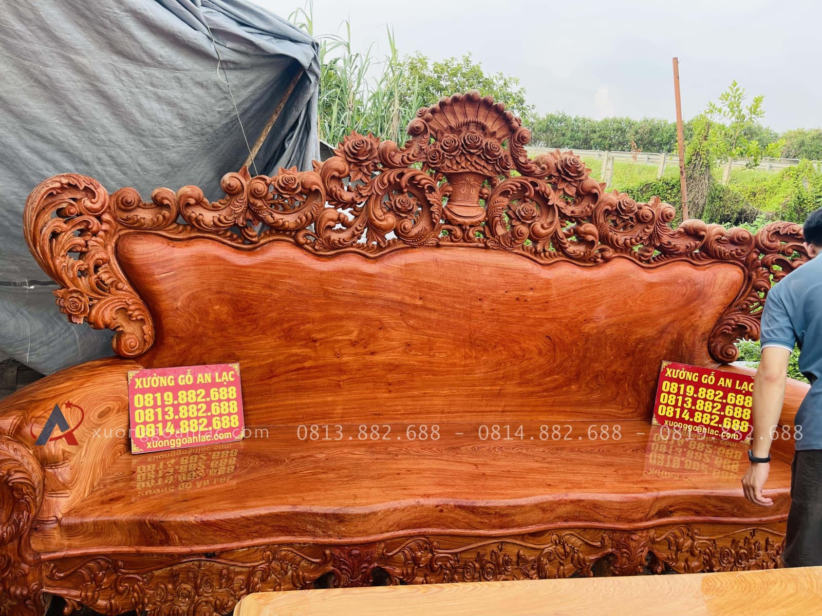 Mộc bộ bàn ghế hoàng gia vách tảng 10 món gỗ hương đá (Anh Quyết, Hà Tĩnh) 45 đoản dài louis hoàng gia đục tay tinh xảo