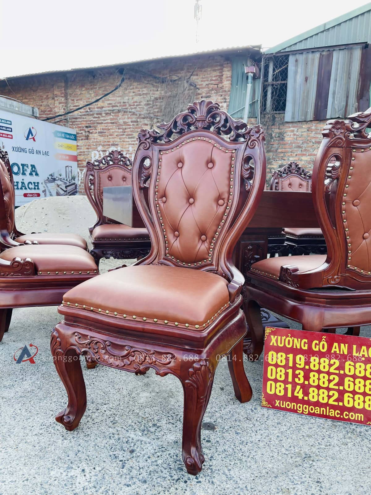 Siêu phẩm bàn ăn nguyên khối 20 ghế louis bọc đệm gỗ gõ đỏ (Anh Thắng- Bắc Ninh) 34 mặt ngồi và lưng tựa của ghế được bọc đệm da cao cấp