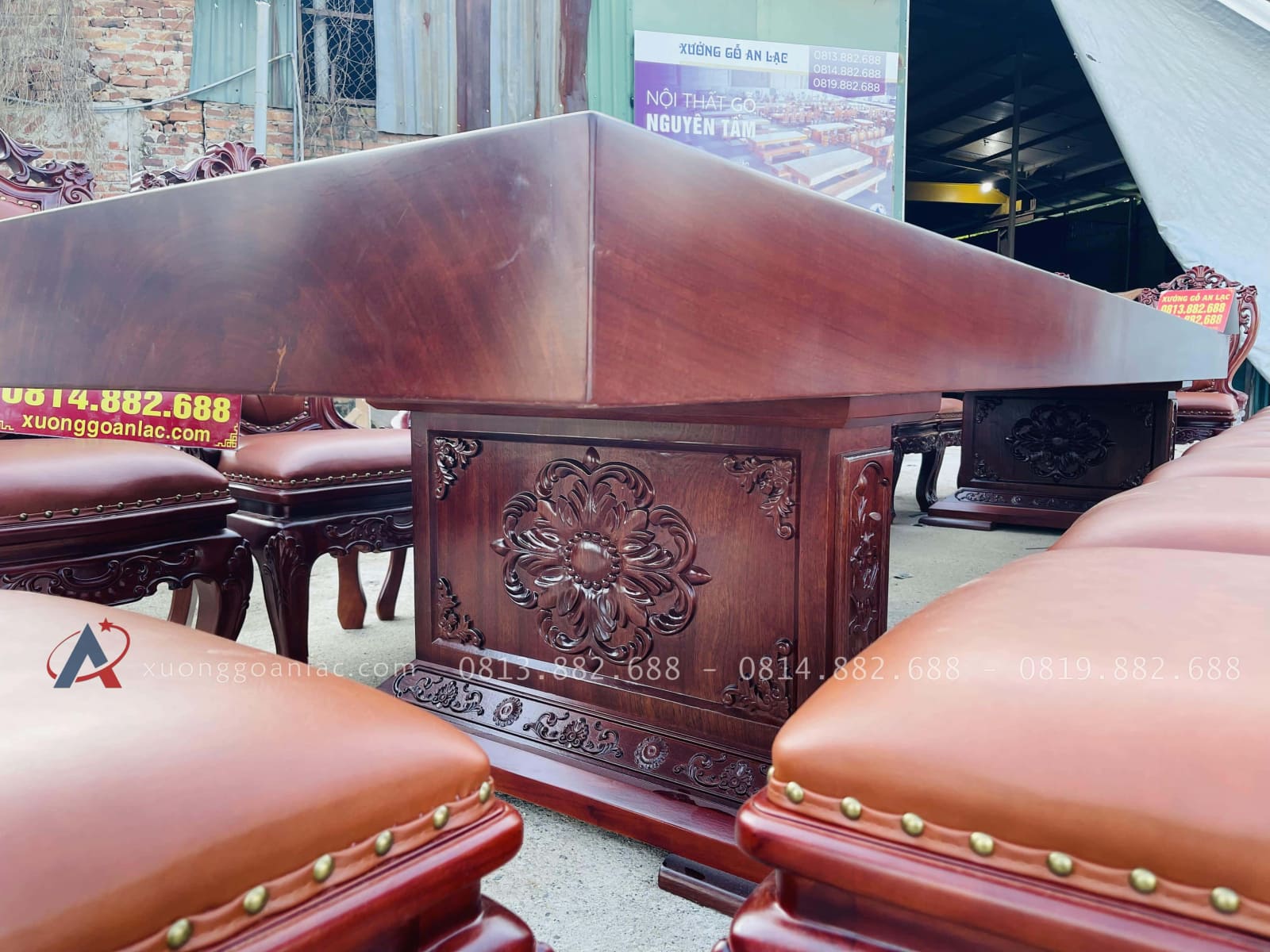 Siêu phẩm bàn ăn nguyên khối 20 ghế louis bọc đệm gỗ gõ đỏ (Anh Thắng- Bắc Ninh) 31 chân bàn nguyên khối 20cm