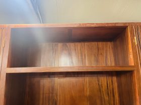 khoang tủ dạng mở phí trên cùng