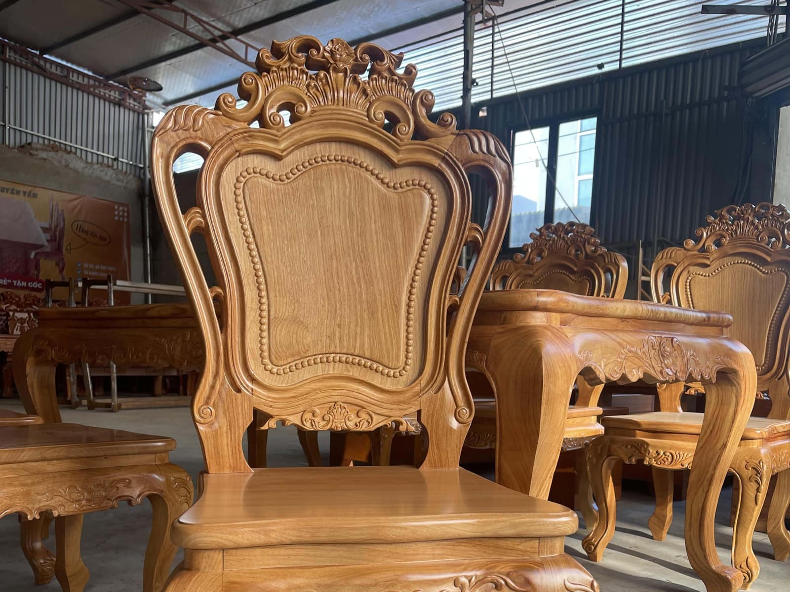 Bộ bàn ăn hoàng gia 6 ghế louis hoa lá tây gỗ gõ đỏ (Chị Hường, Hà Nội) 20 mẫu ghế louis hoa lá tây không tay