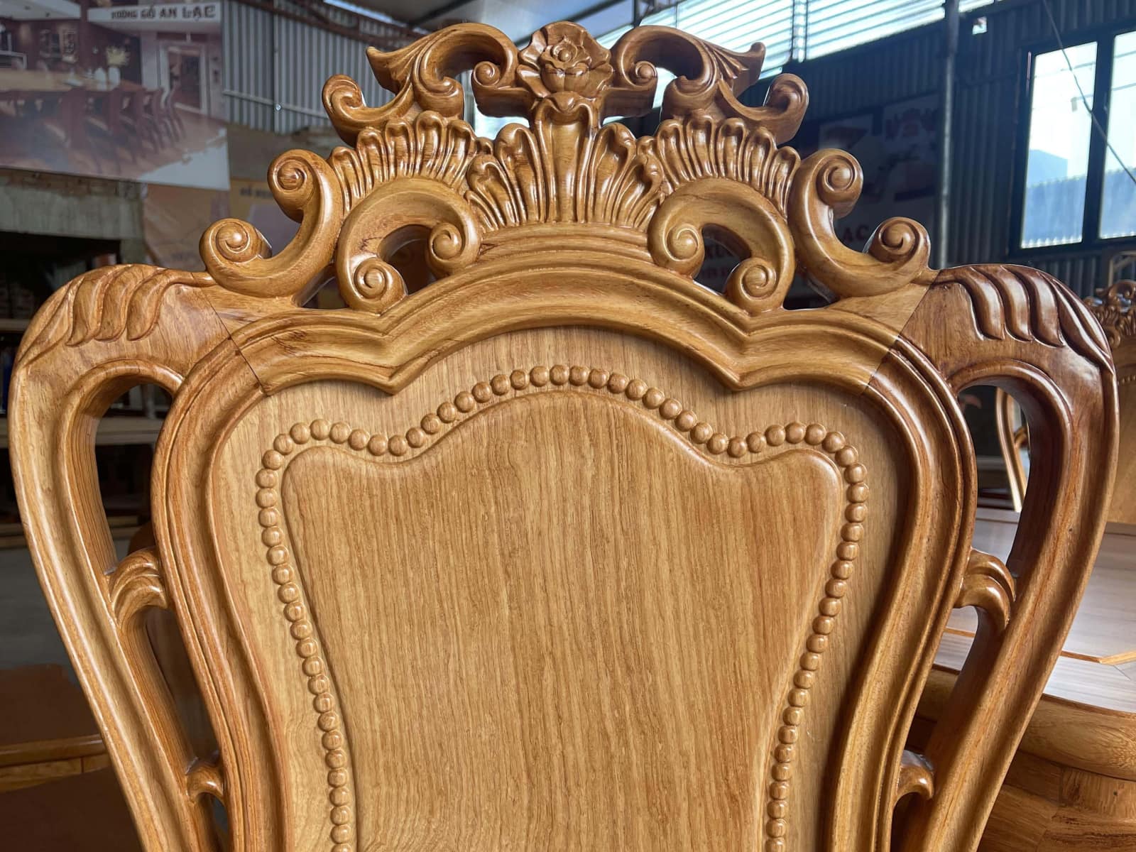 Bộ bàn ăn hoàng gia 6 ghế louis hoa lá tây gỗ gõ đỏ (Chị Hường, Hà Nội) 21 chương ghế đục vòm hoa lá tây