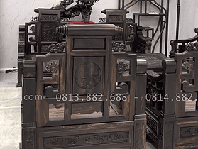 mặt lưng của ghế đục họa tiết