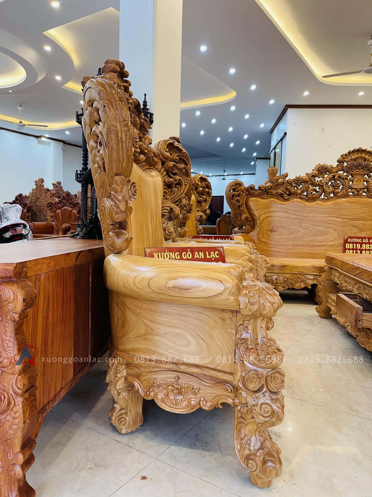 Bộ bàn ghế hoàng gia nguyên khối 10 món gỗ gõ đỏ hàng vip (Anh Đàn - An Giang) 48 vai ghế ôm cong đục hoa lá tây