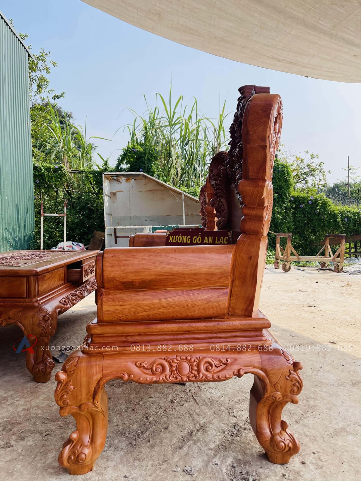 Bộ bàn ghế louis hoàng gia 5 món gỗ hương đá (Anh Phát - Đồng Nai) 36 lưng tựa ôm cong với tay ghế cuộn xoắn