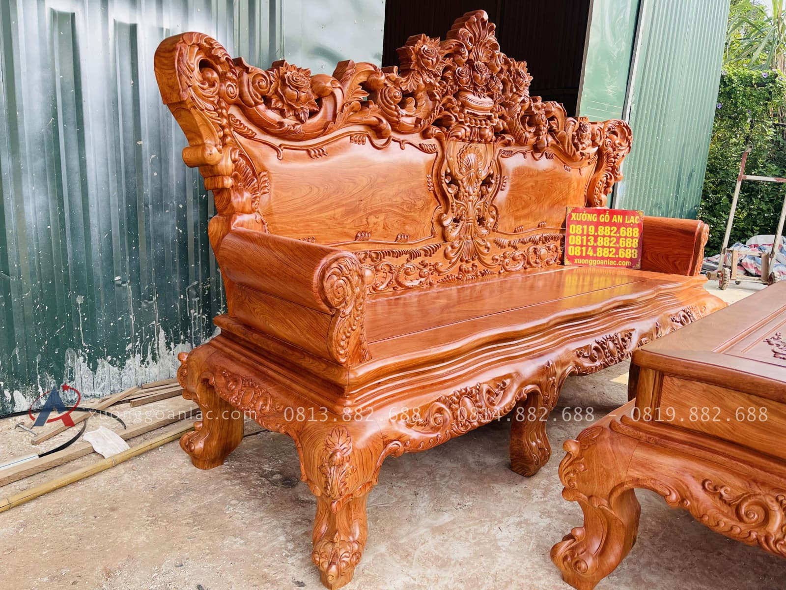 Bộ bàn ghế louis hoàng gia 5 món gỗ hương đá (Anh Phát - Đồng Nai) 29 đoản dài nổi bật với họa tiết đục tỉa cầu kỳ